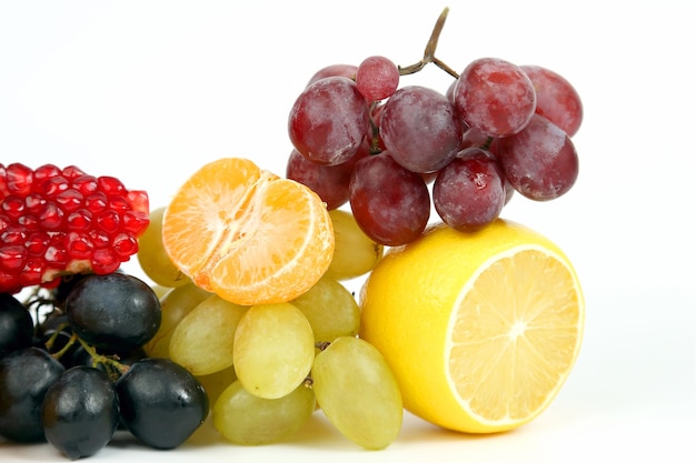 Différents fruits sur fond blanc. aliments sains vitaminés