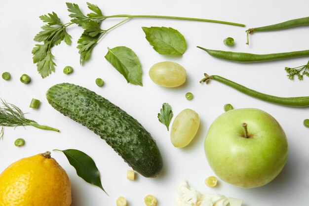 Différents fruits et légumes isolés, vue de dessus.