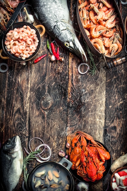 Différents fruits de mer sur table sur une table en bois.