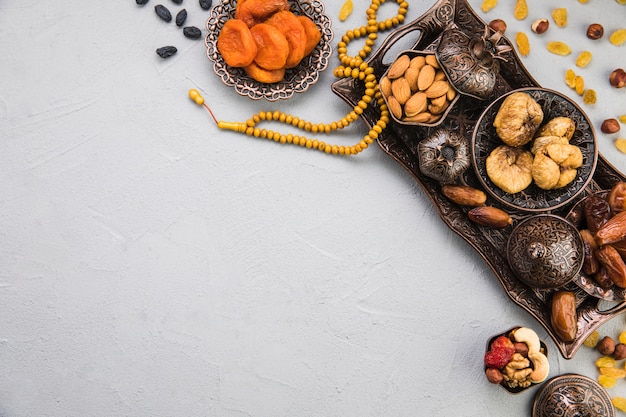 Photo différents fruits secs et noix sur le plateau