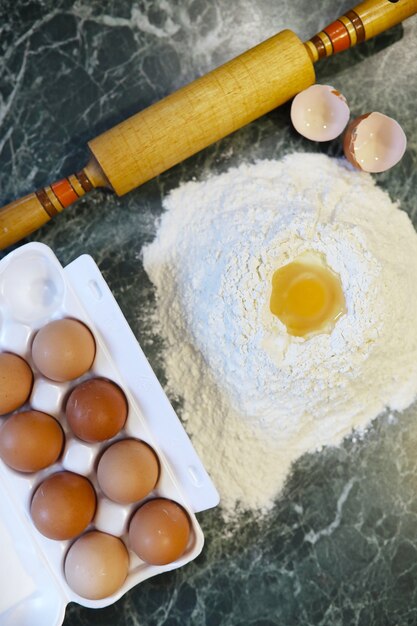 Différents ingrédients pour préparer des produits à base de farine sur la table de la cuisine