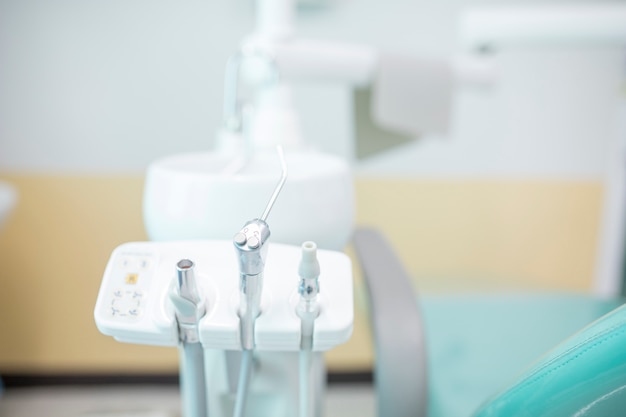 Différents instruments et outils dentaires dans un cabinet de dentiste