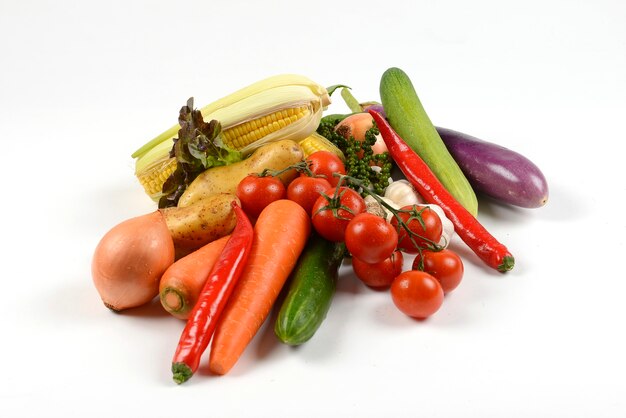 Différents légumes biologiques frais pour la santé sur fond de bois.