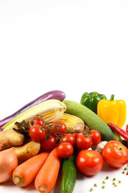 Différents légumes biologiques frais pour la santé sur fond de bois.