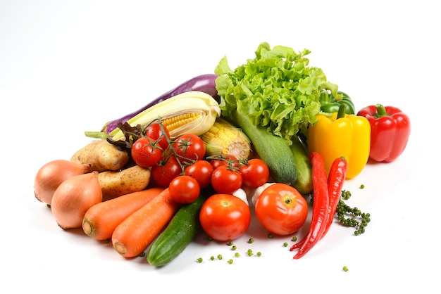 Différents légumes biologiques frais pour la santé sur fond de bois.