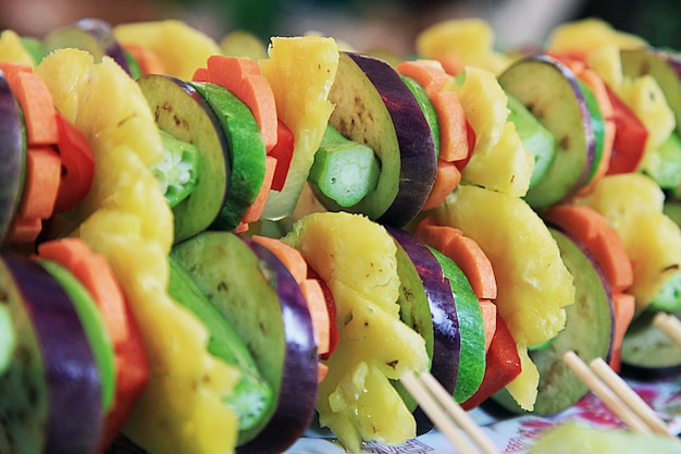 Différents légumes sur une brochette en bois pour BBQ