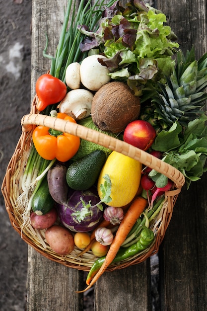 Différents légumes dans un grand panier. vue de dessus