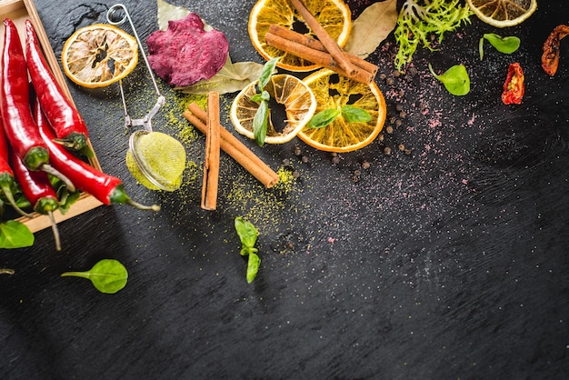 Différents légumes et épices sur fond noir. Vue de dessus. Mise à plat. Copier l'espace