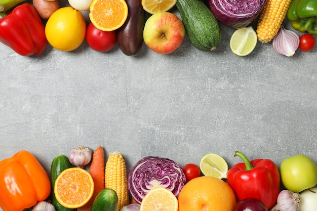 Différents légumes et fruits sur gris