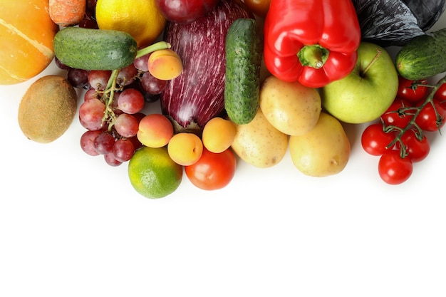 Différents légumes et fruits isolés sur fond blanc