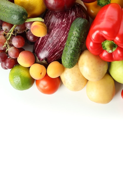 Différents légumes et fruits isolés sur fond blanc