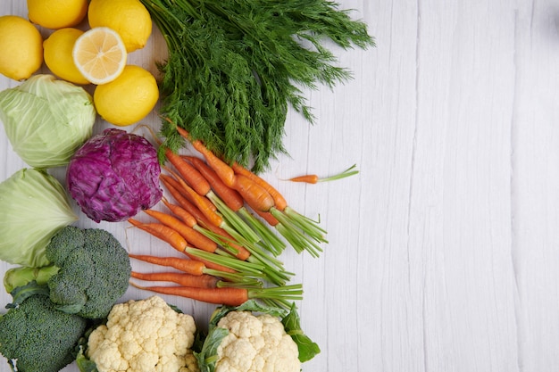 Différents légumes, graines et fruits sur la table. Régime équilibré. Vue de dessus à plat.