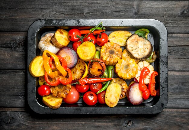 Différents légumes grillés aux herbes et épices