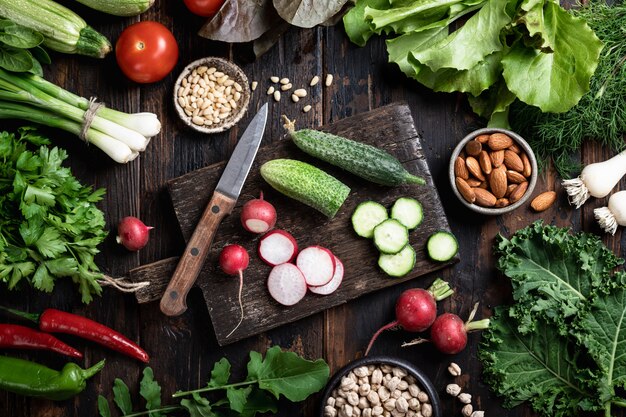 Différents légumes et herbes de la ferme