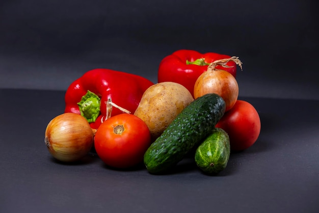 différents légumes isolés sur fond sombre