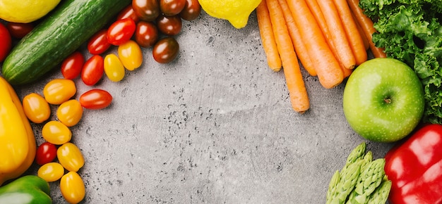 Différents légumes savoureux sur fond rugueux