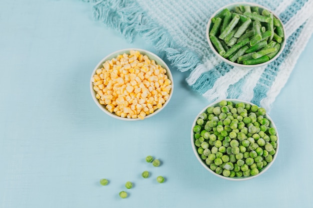 Différents Légumes Surgelés Bio Sur Un Bleu Clair