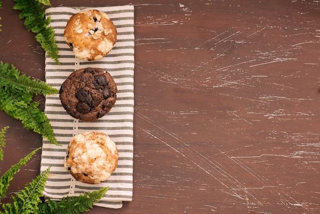 Différents muffins faits maison frais sur la table