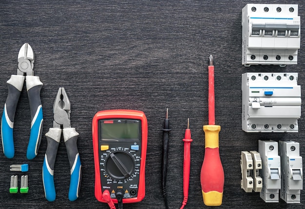 Différents outils électriques sur fond plat en bois