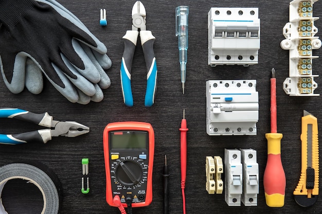 Différents outils électriques sur fond plat en bois