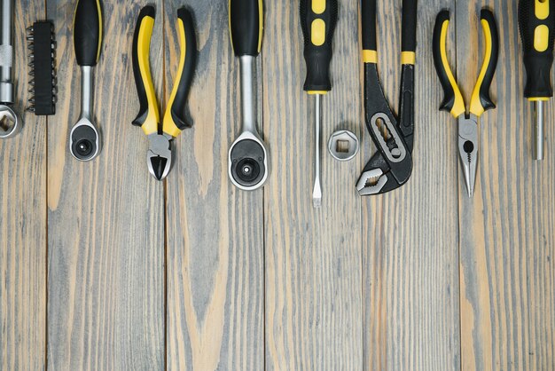 Différents outils sur un fond en bois.