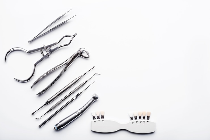 Photo différents outils médicaux en métal brillant sur fond blanc