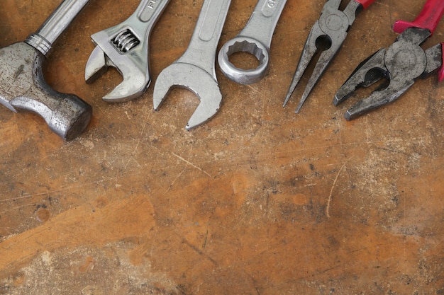 Différents outils sur le plan de travail en bois rustique