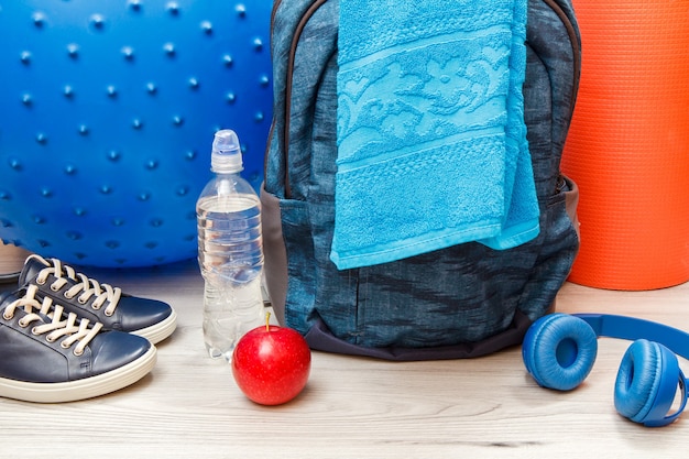 Photo différents outils pour le fitness en chambre ou en salle de sport sur sol gris