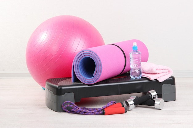 Photo différents outils pour le fitness en salle