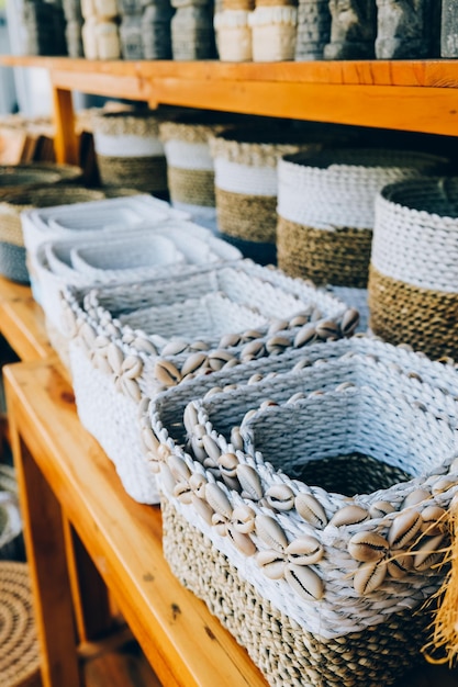 Différents paniers carrés de tissage faits à la main dans une boutique d'artisanat