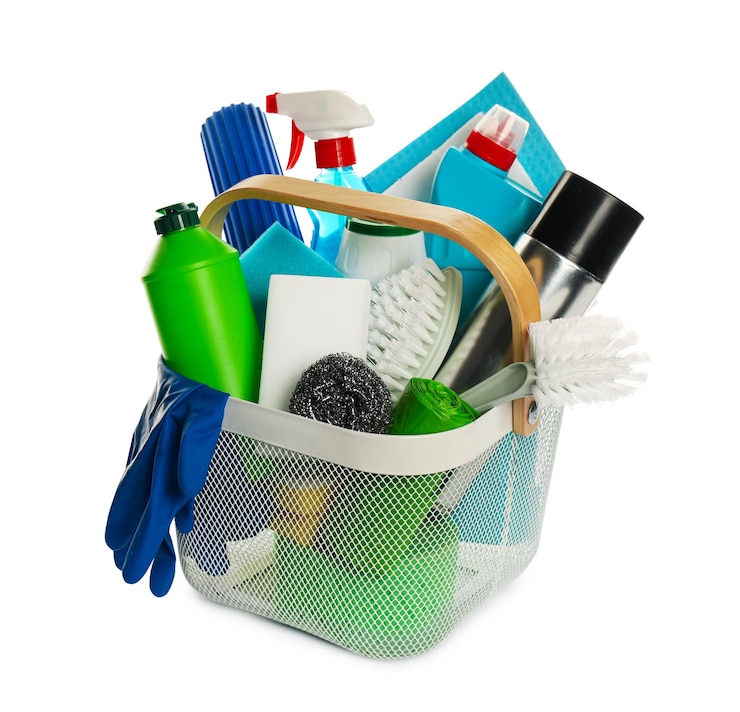Photo différents produits de nettoyage dans un panier isolé sur blanc