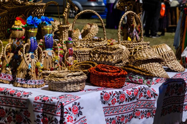 Différents produits en osier en vente sur une foire paysanne