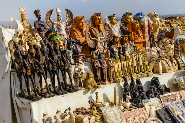 Différents souvenirs égyptiens à vendre dans un magasin de rue