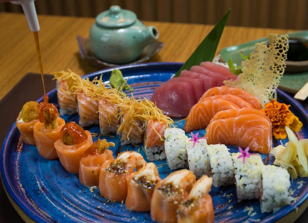 Différents sushis japonais sur une élégante assiette bleue