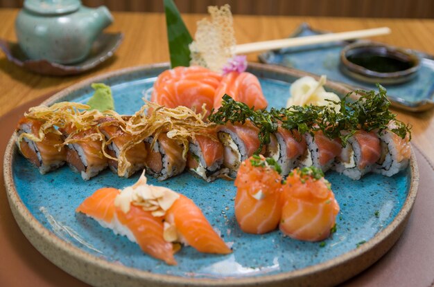 Différents sushis japonais sur une élégante assiette bleue