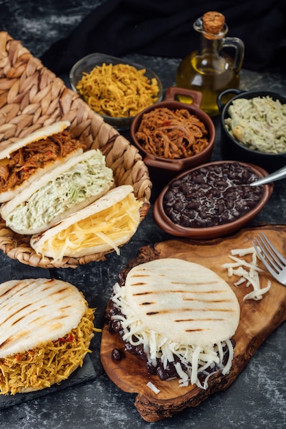 Photo différents types d'arepas vénézuéliens et colombiens petit-déjeuner typique latino-américain