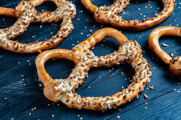 Différents types de bagels cuits au four avec des graines sur fond noir