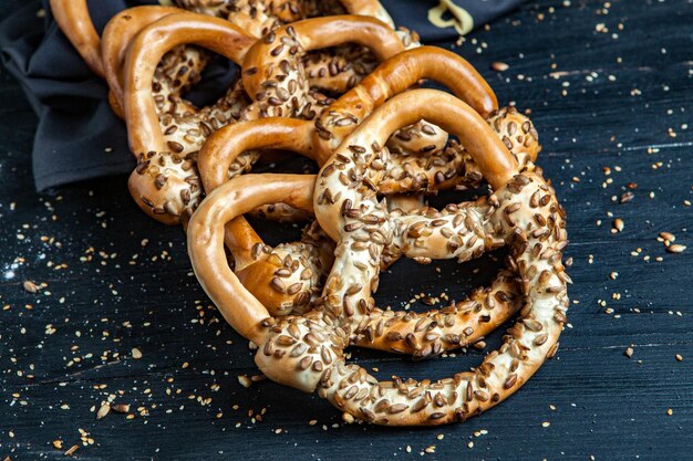 Photo différents types de bagels cuits au four avec des graines