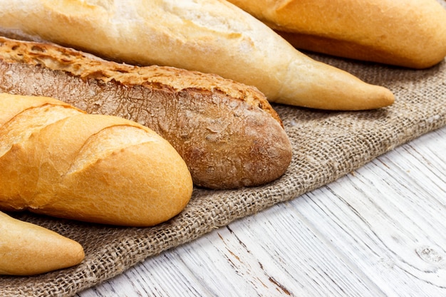 Différents types de baguette sur un fond en bois