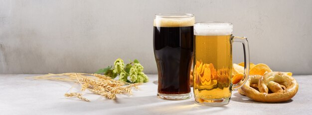 Photo différents types de bière fraîchement coulée - variété claire et foncée et collation. bannière.