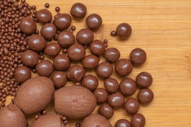 Différents types de boules de chocolat sur une table en bois