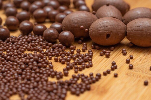 Différents types de boules de chocolat sur une table en bois