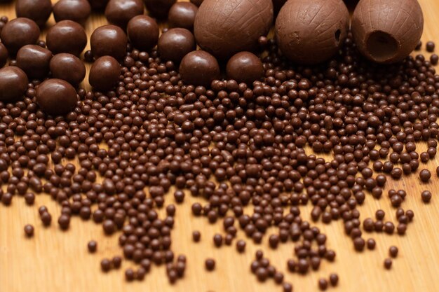 Différents types de boules de chocolat sur une table en bois