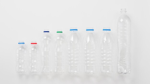 différents types de bouteilles en plastique fond gris