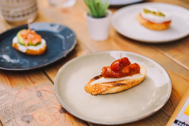 Différents types de canapés avec croquettes de jambon ibérique et fromage