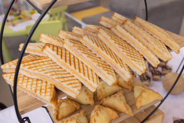 Différents types de canapés sur table de buffet.