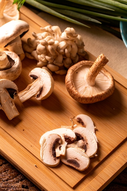 Différents types de champignons sur une table en bois.