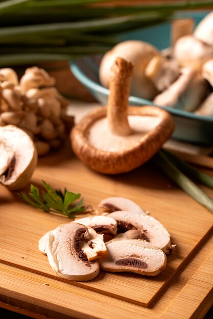 Différents types de champignons sur une table en bois.