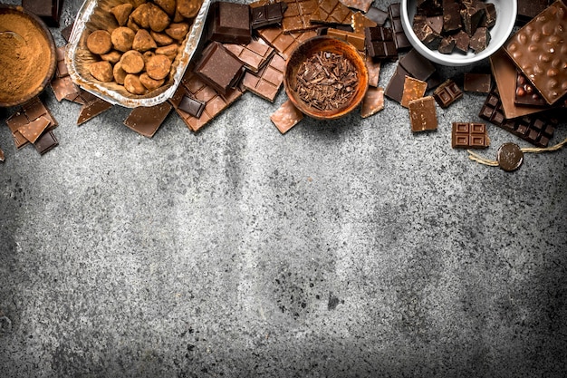 Différents types de chocolat dans des bols