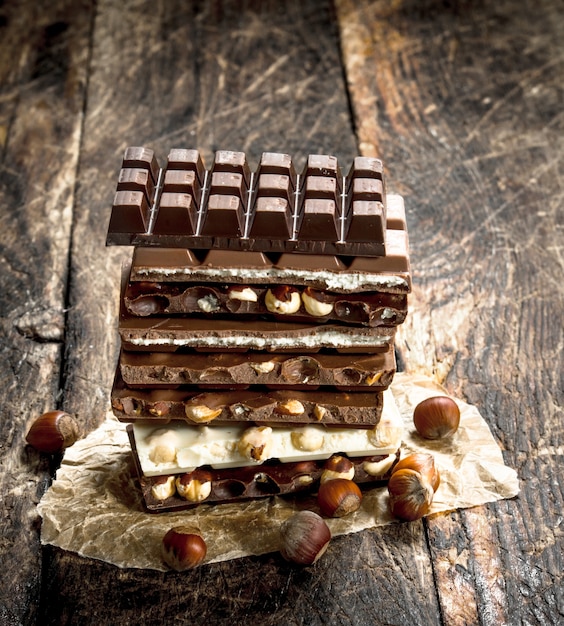 Différents types de chocolat. Sur une table en bois.